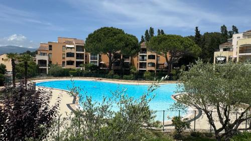 Mougins Apartment | Studio RDJ Piscine Parking