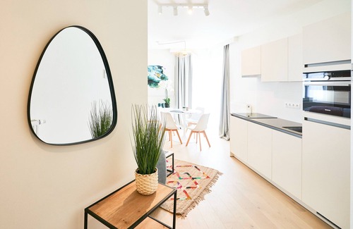 European Quarter Apartment | Studio - Real Bed/Washer/Free Parking/Luggage Room