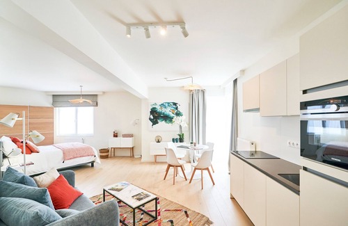 European Quarter Apartment | Studio - Real Bed/Washer/Free Parking/Luggage Room