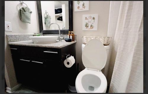 Riverside Apartment | Studio Retreat Downtown View