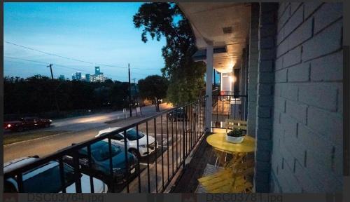 Riverside Apartment | Studio Retreat Downtown View