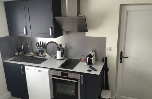 Locks Heath Apartment | Studio Retreat - Hot Tub, Garden & Pets Welcome