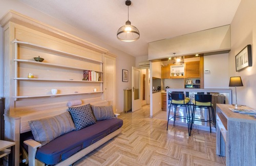 Villeneuve Loubet Beach Apartment | Studio "Riviera de Bahia" with swimming pool in a park with trees, Wifi and air conditioning