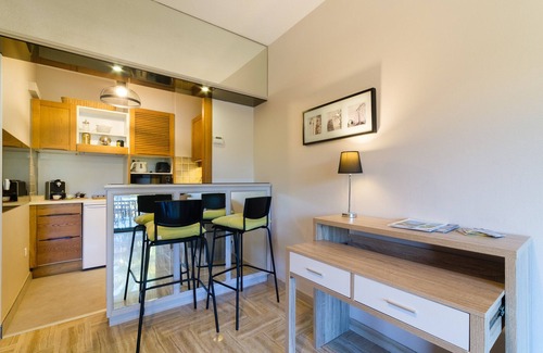 Villeneuve Loubet Beach Apartment | Studio "Riviera de Bahia" with swimming pool in a park with trees, Wifi and air conditioning