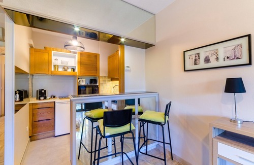 Villeneuve Loubet Beach Apartment | Studio "Riviera de Bahia" with swimming pool in a park with trees, Wifi and air conditioning