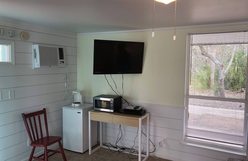 St. George Island House | Studio Sea: Affordable, Private Pool, 1 Block to Beach, Pets Welcome, Sleeps 10n