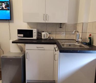 Stone Apartment | Studio - Sleeps 2 - Parking - Wifi