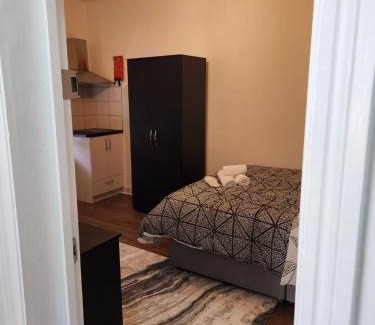 Stone Apartment | Studio - Sleeps 2 - Parking - Wifi