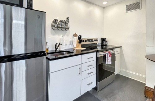 Downtown Des Moines Apartment | Studio Sleeps 4 - Next to 3 Breweries!