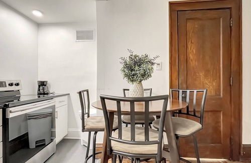 Downtown Des Moines Apartment | Studio Sleeps 4 - Next to 3 Breweries!