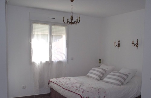 Lodeve Apartment | Studio Sous Villa de 70m2 Avec Jardin Privatif et Terrasse de 50m2