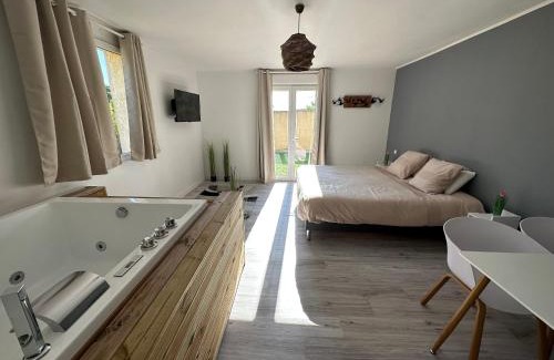 Maureilhan Apartment | Studio SPA Balnéo - Jardin privé