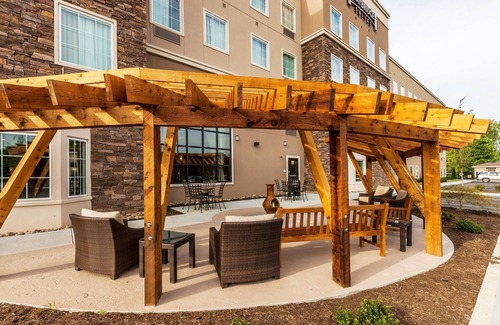 Farragut Apartment | Studio Suite | Shared Outdoor Pool + BBQ Area