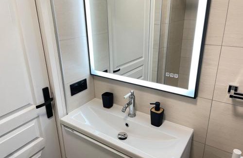 La Californie Apartment | STUDIO SUR LA PROMENADE DES ANGLAIS AVEC VUE MER ORIGINALE À 40 m DE LA PLAGE