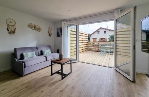 Pessac Apartment | Studio Terrasse wifi parking à 50m du Tram B