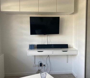 Cappelle-la-Grande Apartment | Studio tout équipé au calme