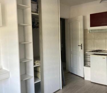 Cappelle-la-Grande Apartment | Studio tout équipé au calme