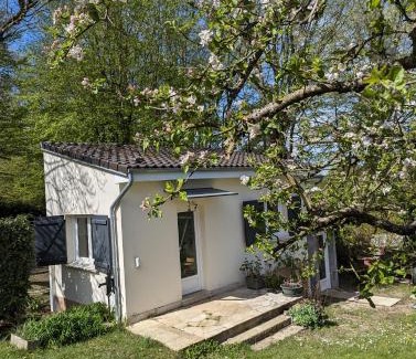 Levis-Saint-Nom Apartment | Studio tout confort jardin partagé