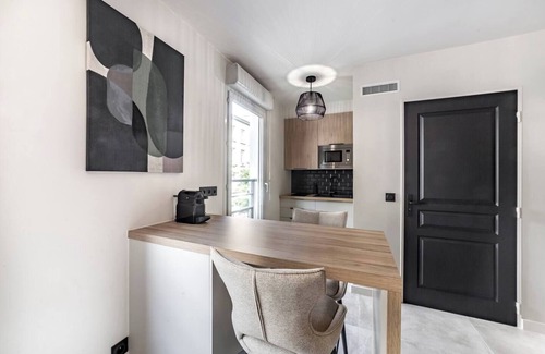 Vaise Apartment | Studio Valmy Metro Station