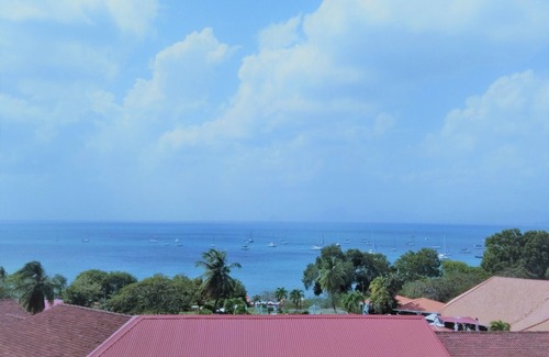 Sainte-Anne Apartment | Studio, vue Magique, Proche Plage et Sentier Côtier. Calme et Bien Équipé