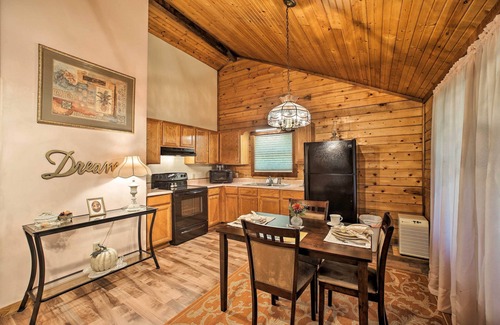 Eureka Springs Cabin | Studio w/Deck: Near Thorncrown Chapel & Lakes