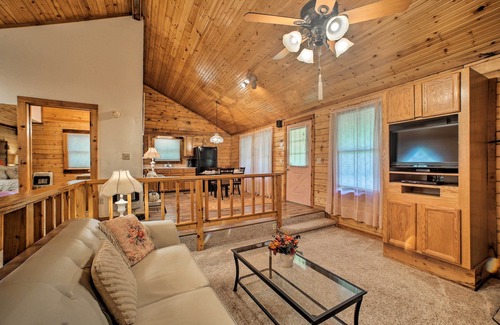Eureka Springs Cabin | Studio w/Deck: Near Thorncrown Chapel & Lakes