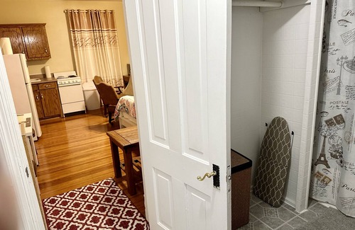 Rivermont House | Studio w/kitchen, Private, Sanitized & Discounts Sleeps 2