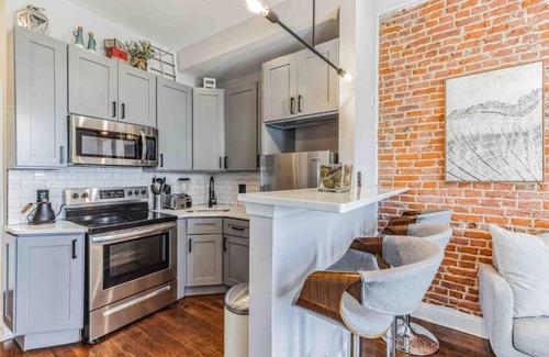 North Philadelphia West Apartment | Studio w/Private Rooftop Terrace | 10 mins to DT