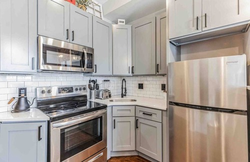 North Philadelphia West Apartment | Studio w/Private Rooftop Terrace | 10 mins to DT