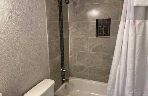 University Heights Apartment | Studio Wbalcony - Near Nob Hill, Unm & Downtown
