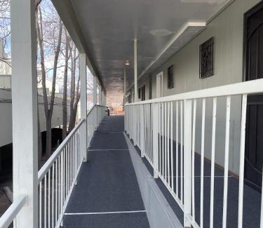 University Heights Apartment | Studio Wbalcony-nob Hill, Unmh, Pres Hosp