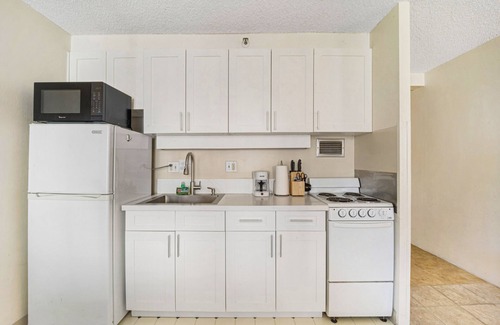 Waikiki Condo | Studio With AC, Full Kitchen, Free Parking, WiFi, and Near Beach!