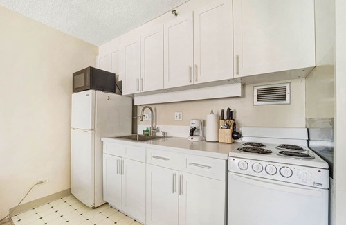 Waikiki Condo | Studio With AC, Full Kitchen, Free Parking, WiFi, and Near Beach!