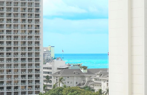 Waikiki Condo | Studio With AC, Full Kitchen, Free Parking, WiFi, and Near Beach!