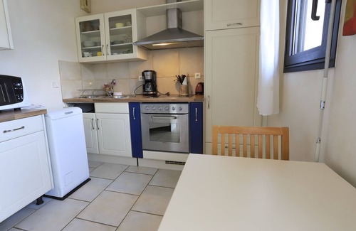 Annecy Apartment | Studio with Balcony Mountain View 3min Lake. Close to shops and transportation