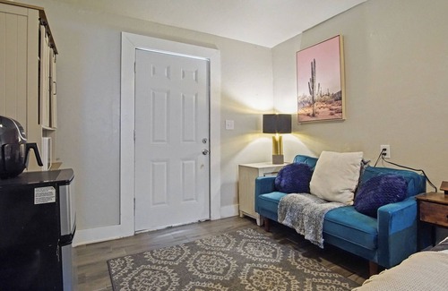 Central Oklahoma City Apartment | Studio with Bathtub in the Villagenn