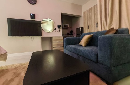 Al Faisaliyah Apartment | Studio with hotel furniture and a prime location