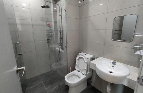 Sungai Buloh Apartment | Studio with KLCC View by Gavin