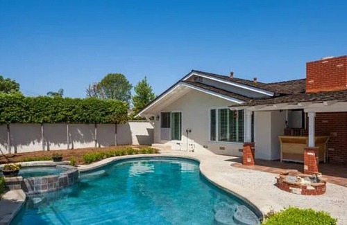 Fullerton House | Studio with private entrance and pool area