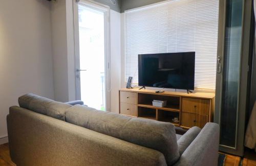Cipaganti Apartment | Studio with Private Living Room at Jarrdin Cihampelas Apartment By Travelio