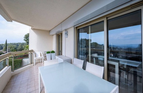 Le Cannet Apartment | Studio with sea and pool view