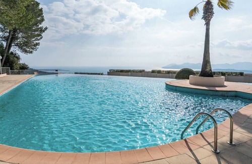 Le Cannet Apartment | Studio with sea and pool view