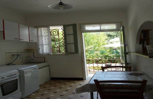 Carqueiranne Apartment | Studio with shady garden near the beach, Les Grillons Beau Rivage