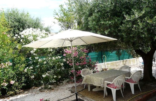 Carqueiranne Apartment | Studio with shady garden near the beach, Les Grillons Beau Rivage