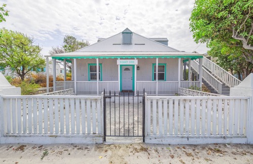 Cockburn Town House | Stunning Oceanview House with beautiful sunsets! 5 mins to the beach