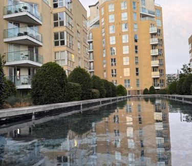 Rotherhithe Apartment | Stunnin 2BR , 2BA Flat Canada Water, private parking