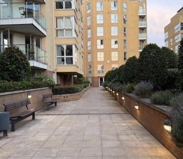 Rotherhithe Apartment | Stunnin 2BR , 2BA Flat Canada Water, private parking