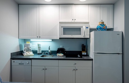 Fort Myers Beach Condo | Stunning 1/1 with Heated pool and Spa in the Heart of Downtown Fort Myers Beach!