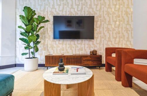 Historic Core Apartment | Stunning 1 BDR 1 BTH Modern Loft with Pool, Jacuzzi in DTLA!