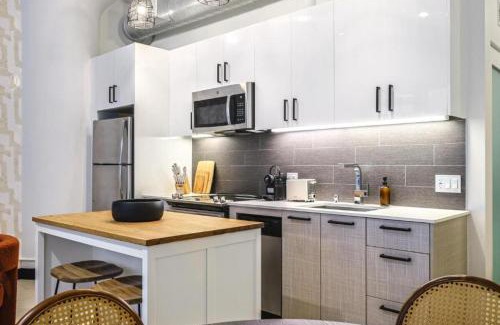 Historic Core Apartment | Stunning 1 BDR 1 BTH Modern Loft with Pool, Jacuzzi in DTLA!